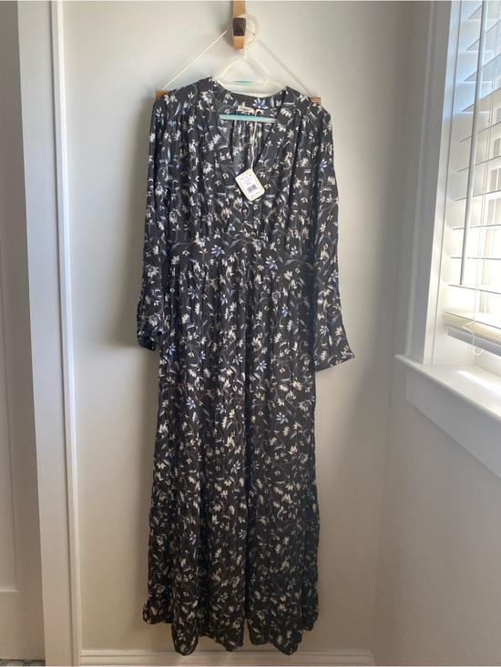 Faherty Dresses & Skirts - Faherty Floral V-Neck Long Sleeve Maxi Dress - Black Floral with pockets